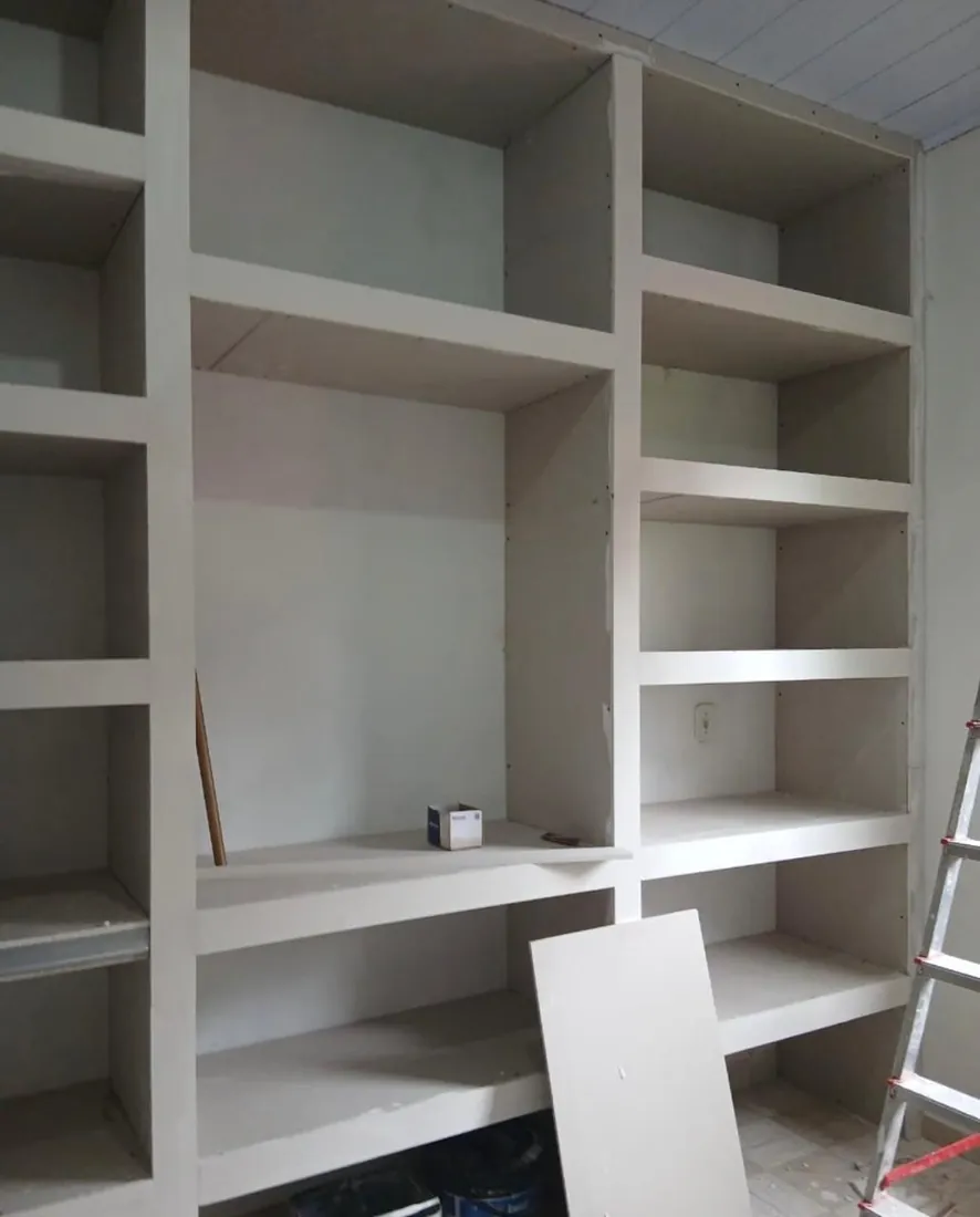 Estante embutida em gesso