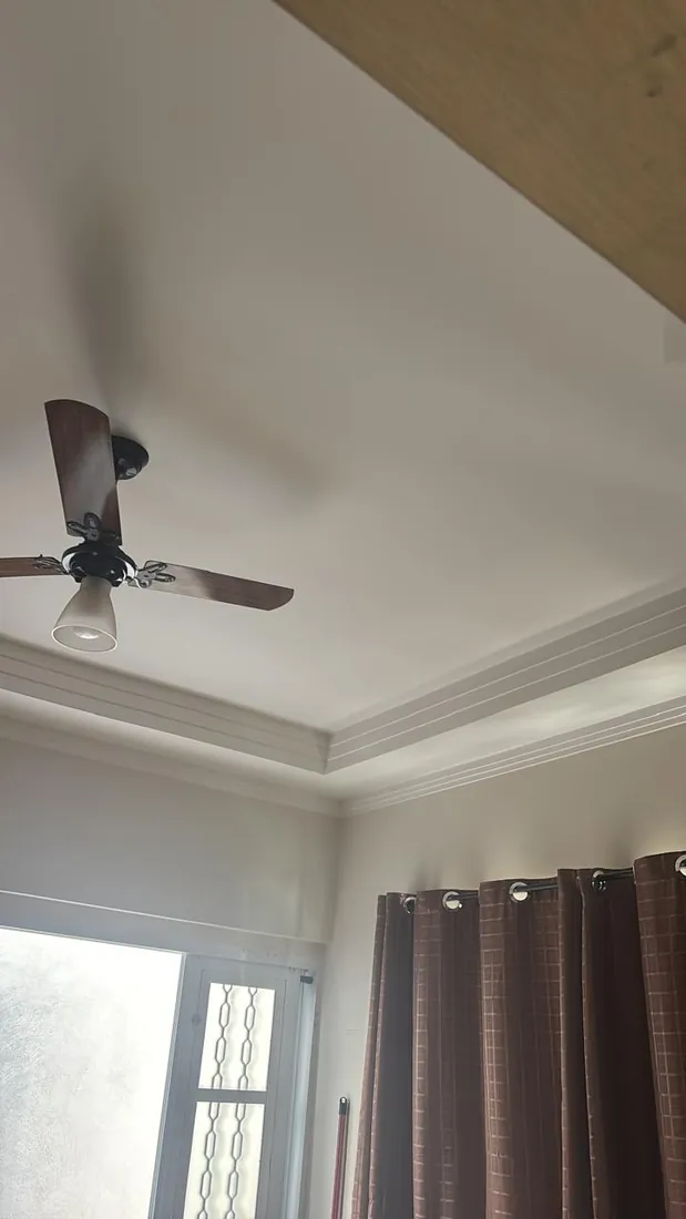 Sala com forro de gesso e ventilador de teto